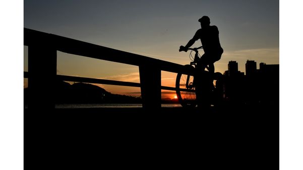 Ciclista pedala no fim de tarde em Vitória, nesta terça (27)