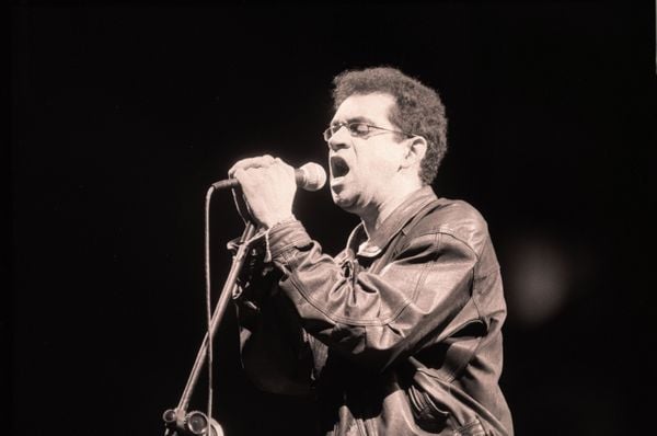 O vocalista Renato Russo durante show da banda Legião Urbana, em São Paulo, em 1990
