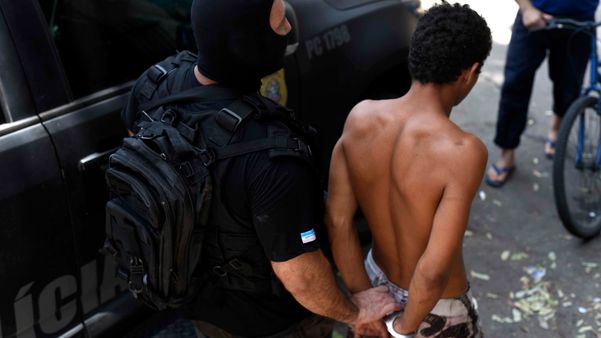 Polícia civil e Guarda Nacional prendem suspeitos e apreendem drogas no Bairro da Penha por Vitor Jubini
