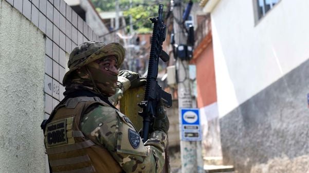 Polícia civil e Guarda Nacional prendem suspeitos e apreendem drogas no Bairro da Penha por Vitor Jubini