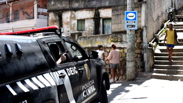 Polícia civil e Guarda Nacional prendem suspeitos e apreendem drogas no Bairro da Penha por Vitor Jubini
