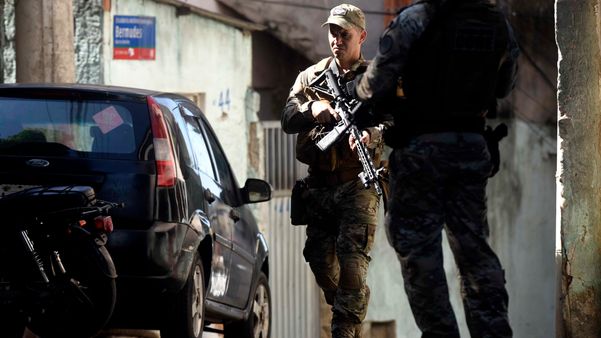 Polícia civil e Guarda Nacional prendem suspeitos e apreendem drogas no Bairro da Penha por Vitor Jubini