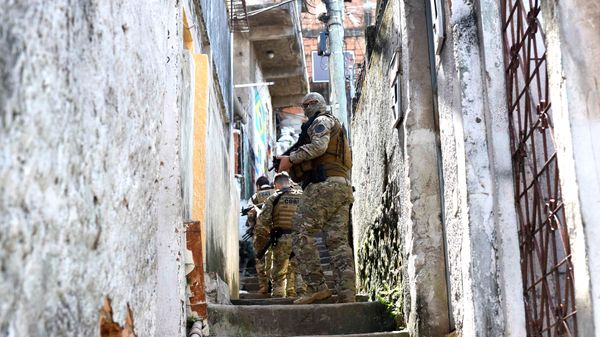 Polícia civil e Guarda Nacional prendem suspeitos e apreendem drogas no Bairro da Penha por Vitor Jubini