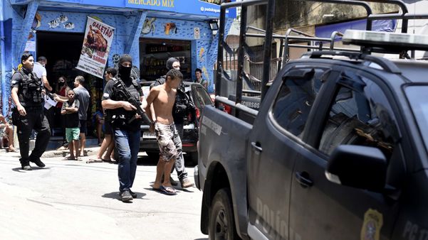 Polícia civil e Guarda Nacional prendem suspeitos e apreendem drogas no Bairro da Penha por Vitor Jubini