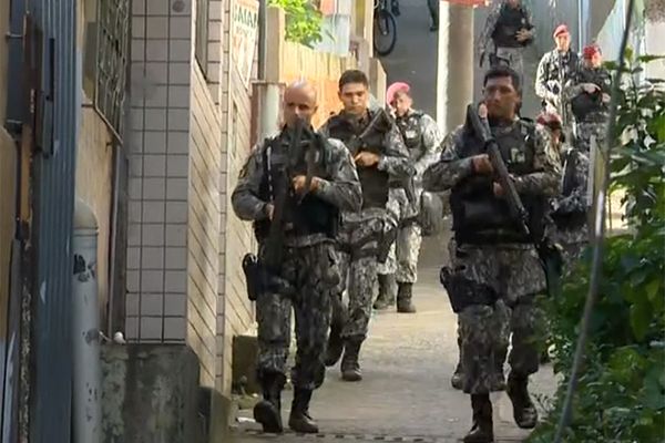 Suspeitos são presos e drogas apreendidas em operação no Bairro da Penha