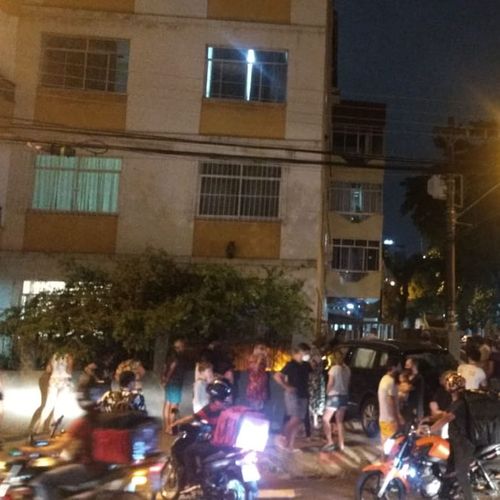 Carros batem em cruzamento no bairro Itapuã, em Vila Velha