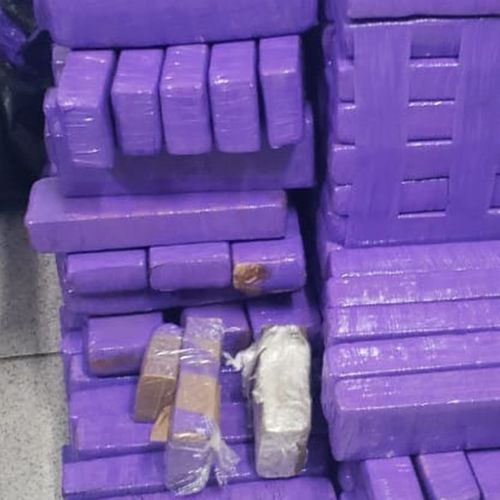 A droga foi encontrada dentro de um carro que estava na garagem da casa do oficial da reserva da Polícia Militar no bairro Ponta da Fruta, em Vila Velha, durante uma operação da Polícia Civil