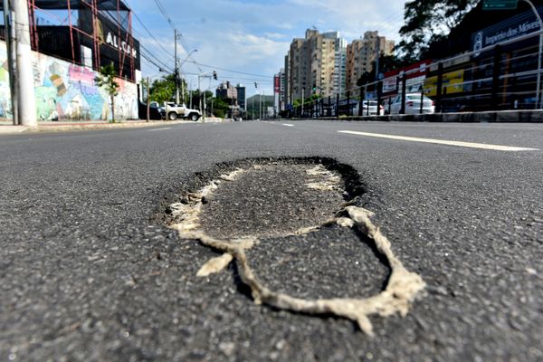 Erosões no asfalto da Avenida Leitão da Silva