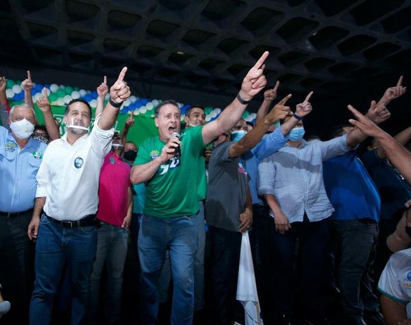 Gandini ao lado do prefeito Luciano Rezende (sem máscara) no encontro partidário no Álvares Cabral