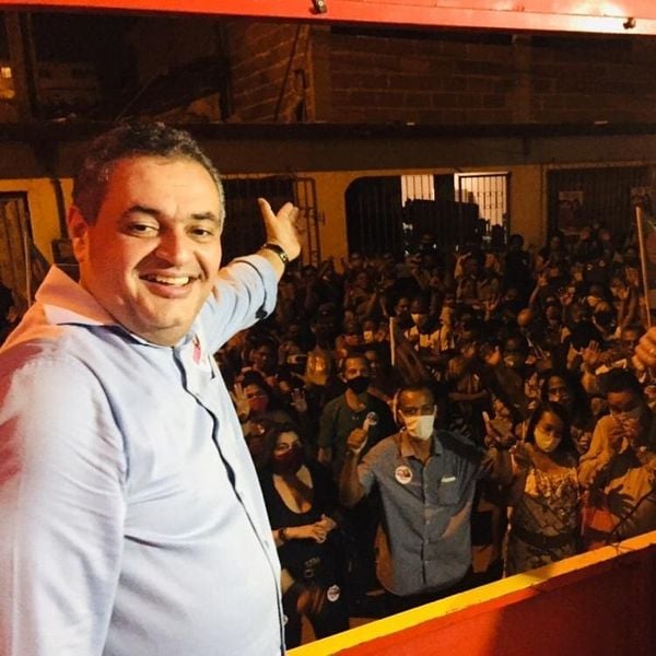 Sandro Locutor com apoiadores em evento no dia 14 de outubro