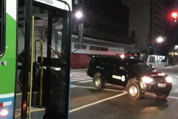 Viatura da Polícia Civil entrou na frente do ônibus depois de alerta de motorista