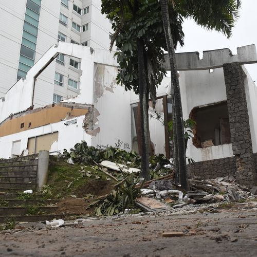 No local, já se observa parte do muro coberta com tapumes e o imóvel sem telhados e janelas. Regularizando o projeto, a nova obra deve começar em, pelo menos, 60 dias