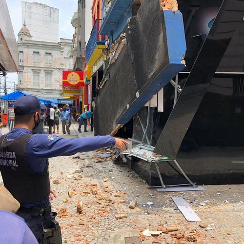 Estrutura que pertencia a uma loja caiu na manhã desta quinta-feira (29)