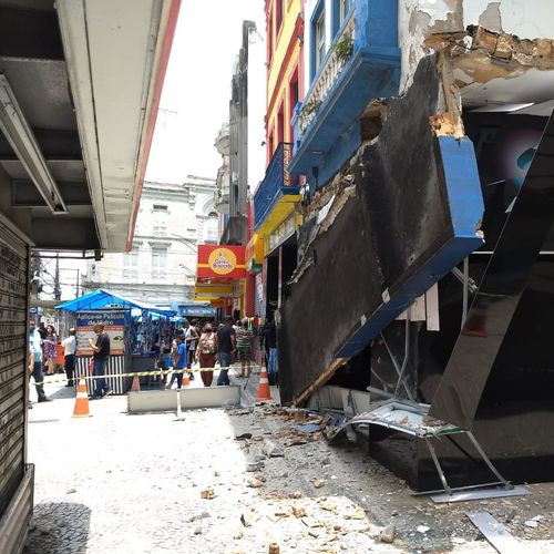 Homem atingido por marquise em Vitória: