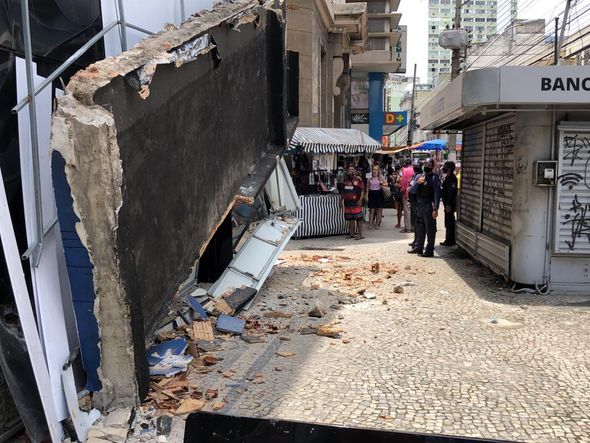 Marquise de loja desaba na Praça Oito, no Centro de Vitória por Aurélio de Freitas / TV Gazeta