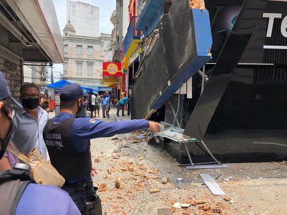 Marquise de loja desaba na Praça Oito, no Centro de Vitória por Aurélio de Freitas / TV Gazeta