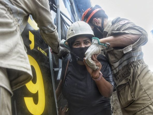 Marquise de loja desaba na Praça Oito, no Centro de Vitória por Vitor Jubini