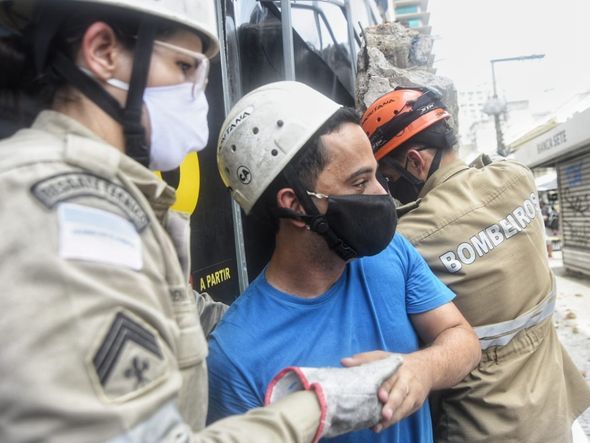 Marquise de loja desaba na Praça Oito, no Centro de Vitória por Vitor Jubini