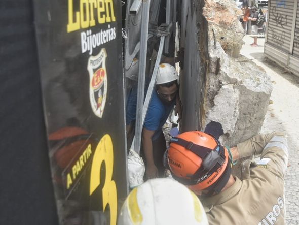 Marquise de loja desaba na Praça Oito, no Centro de Vitória por Vitor Jubini