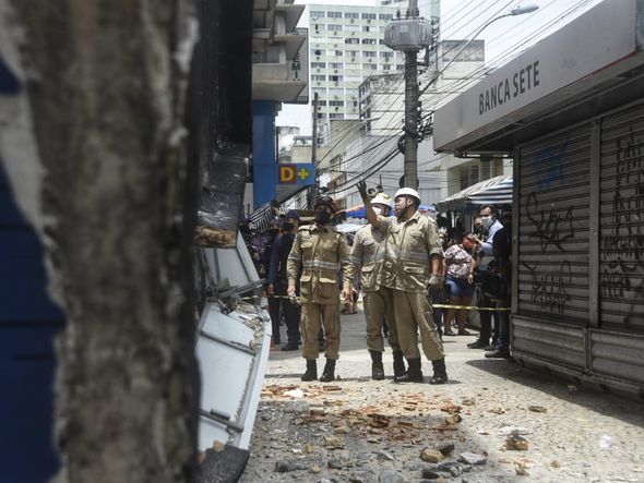 Marquise de loja desaba na Praça Oito, no Centro de Vitória por Vitor Jubini