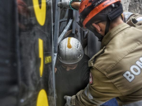 Marquise de loja desaba na Praça Oito, no Centro de Vitória por Vitor Jubini