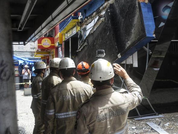 Marquise de loja desaba na Praça Oito, no Centro de Vitória por Vitor Jubini