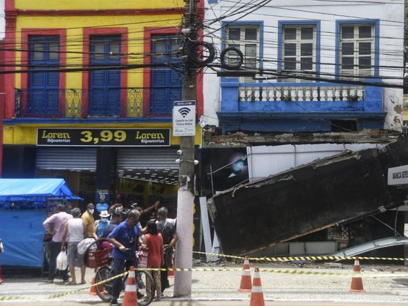 Marquise de loja desaba na Praça Oito, no Centro de Vitória por Vitor Jubini