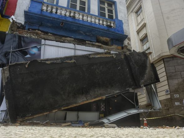 Marquise de loja desaba na Praça Oito, no Centro de Vitória por Vitor Jubini