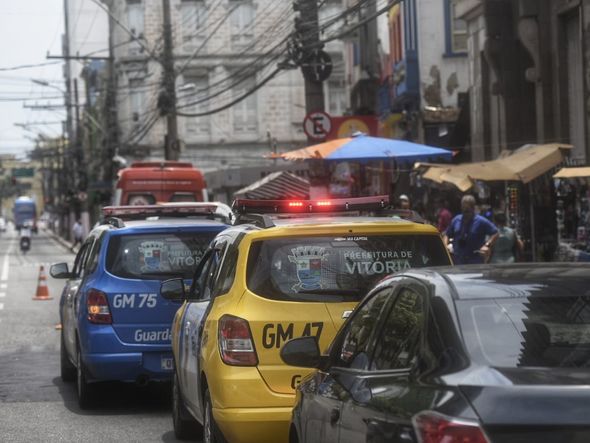 Marquise de loja desaba na Praça Oito, no Centro de Vitória por Vitor Jubini