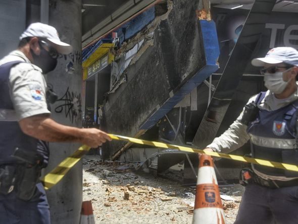Marquise de loja desaba na Praça Oito, no Centro de Vitória por Vitor Jubini