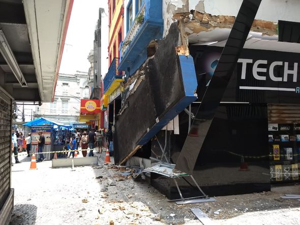Marquise de loja desaba na Praça Oito, no Centro de Vitória por Vitor Jubini