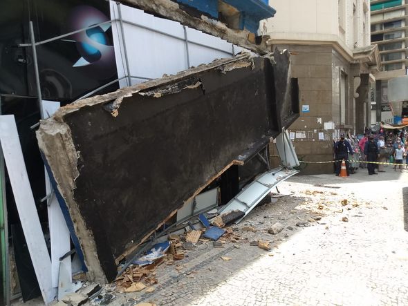 Marquise de loja desaba na Praça Oito, no Centro de Vitória por Vitor Jubini