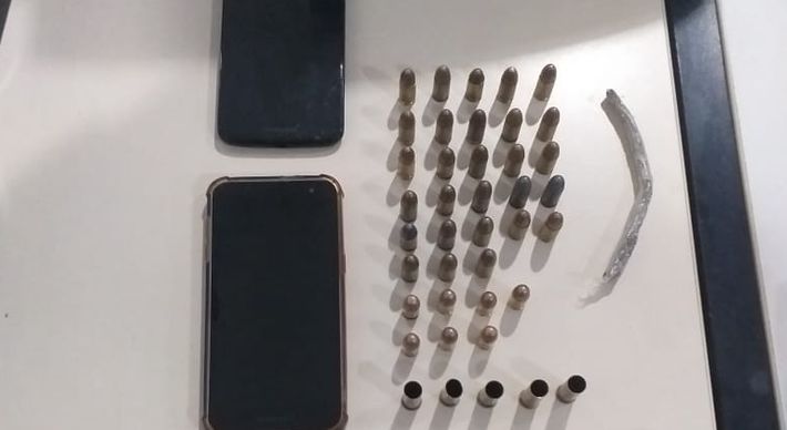 Confronto entre suspeitos e militares aconteceu na noite desta quinta-feira (29); a polícia ainda apreendeu uma pistola de fabricação turca, munições e drogas