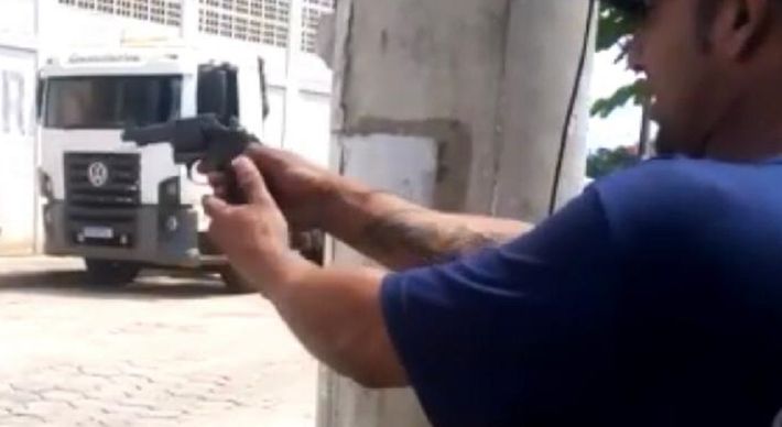 A prisão foi efetuada pela Delegacia Regional de Linhares, após os policiais receberem um vídeo do homem testando sua nova arma em via pública, no bairro Canivete