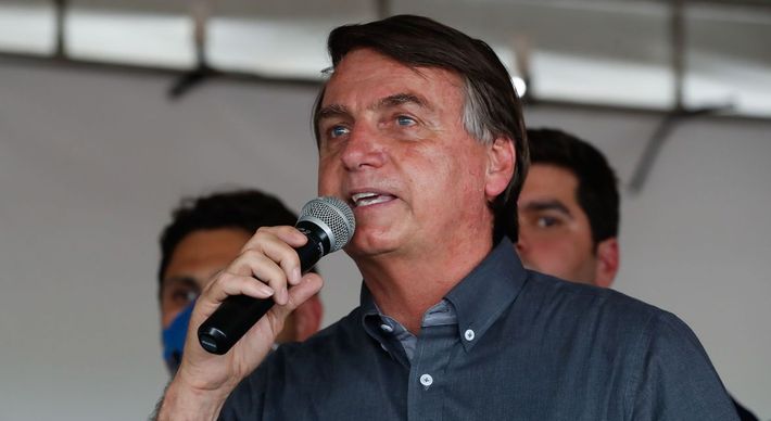 Enquanto se encaminhava para um compromisso, Bolsonaro se expressou de forma homofóbica após beber um copo do guaraná Jesus, bebida típica do estado