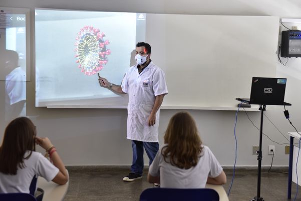 Diogo Moreira, ministrando aula de Biologia em 3D na Escola São Domingos