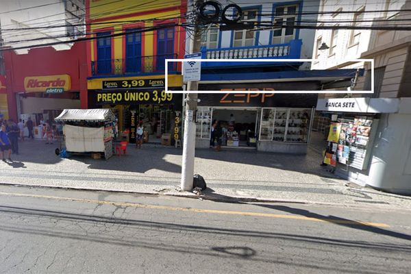 Foto mostra marquise de loja que desabou na Praça Oito, no Centro de Vitória