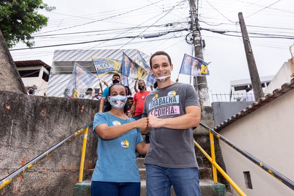 Candidatos usando máscara transparente durante campanha