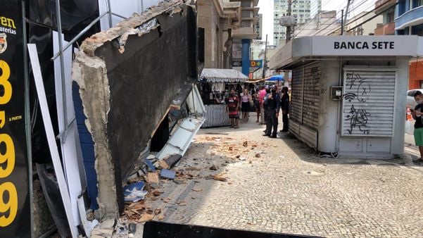 Marquise de loja desaba na Praça Oito, no Centro de Vitória por Aurélio de Freitas / TV Gazeta