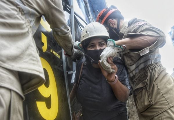 Marquise de loja desaba na Praça Oito, no Centro de Vitória por Vitor Jubini