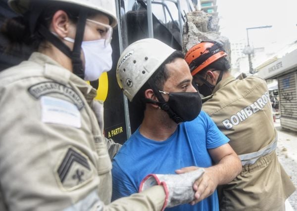 Marquise de loja desaba na Praça Oito, no Centro de Vitória por Vitor Jubini
