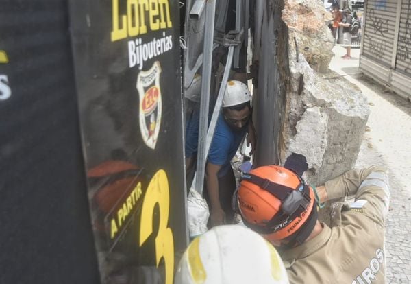 Marquise de loja desaba na Praça Oito, no Centro de Vitória por Vitor Jubini