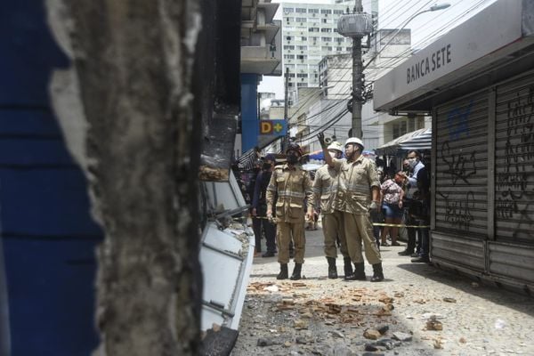 Marquise de loja desaba na Praça Oito, no Centro de Vitória por Vitor Jubini
