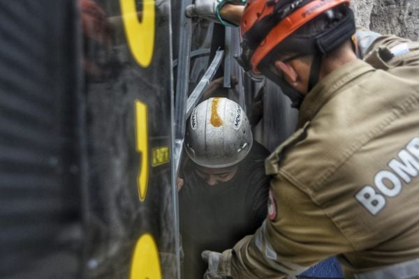 Marquise de loja desaba na Praça Oito, no Centro de Vitória por Vitor Jubini