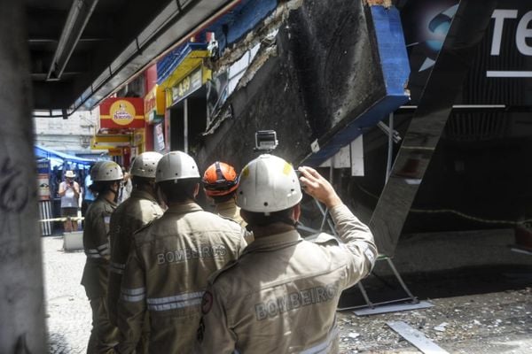 Marquise de loja desaba na Praça Oito, no Centro de Vitória por Vitor Jubini