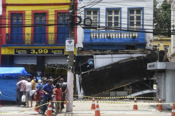 Marquise de loja desaba na Praça Oito, no Centro de Vitória por Vitor Jubini