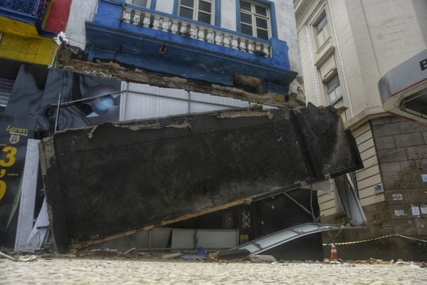 Marquise de loja desaba na Praça Oito, no Centro de Vitória por Vitor Jubini