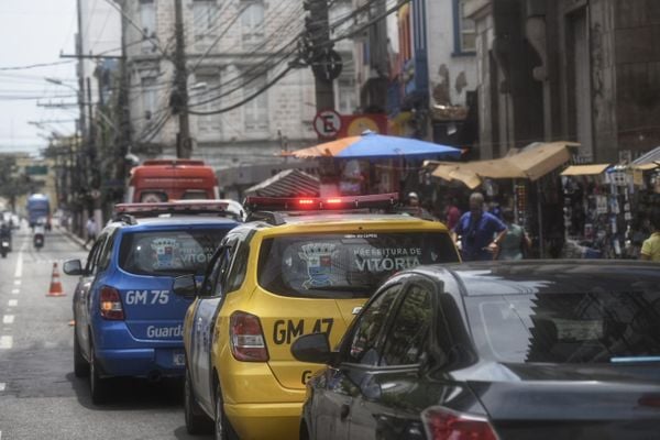 Marquise de loja desaba na Praça Oito, no Centro de Vitória por Vitor Jubini