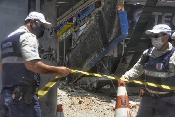 Marquise de loja desaba na Praça Oito, no Centro de Vitória por Vitor Jubini
