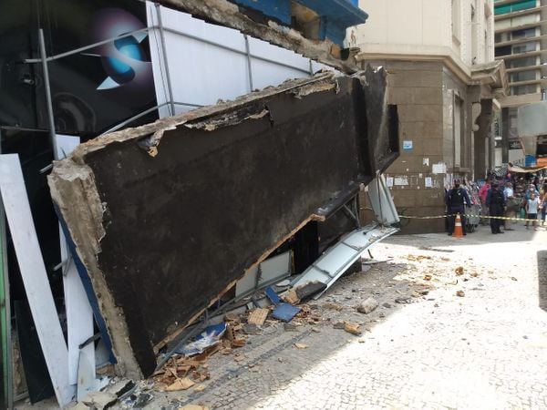 Marquise de loja desaba na Praça Oito, no Centro de Vitória por Vitor Jubini